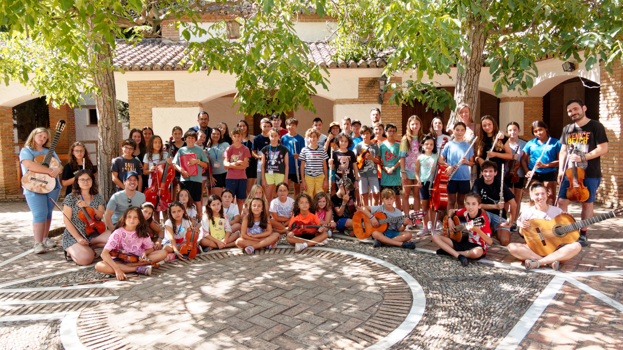 Foto de grupo de alumnos y profesores 2024